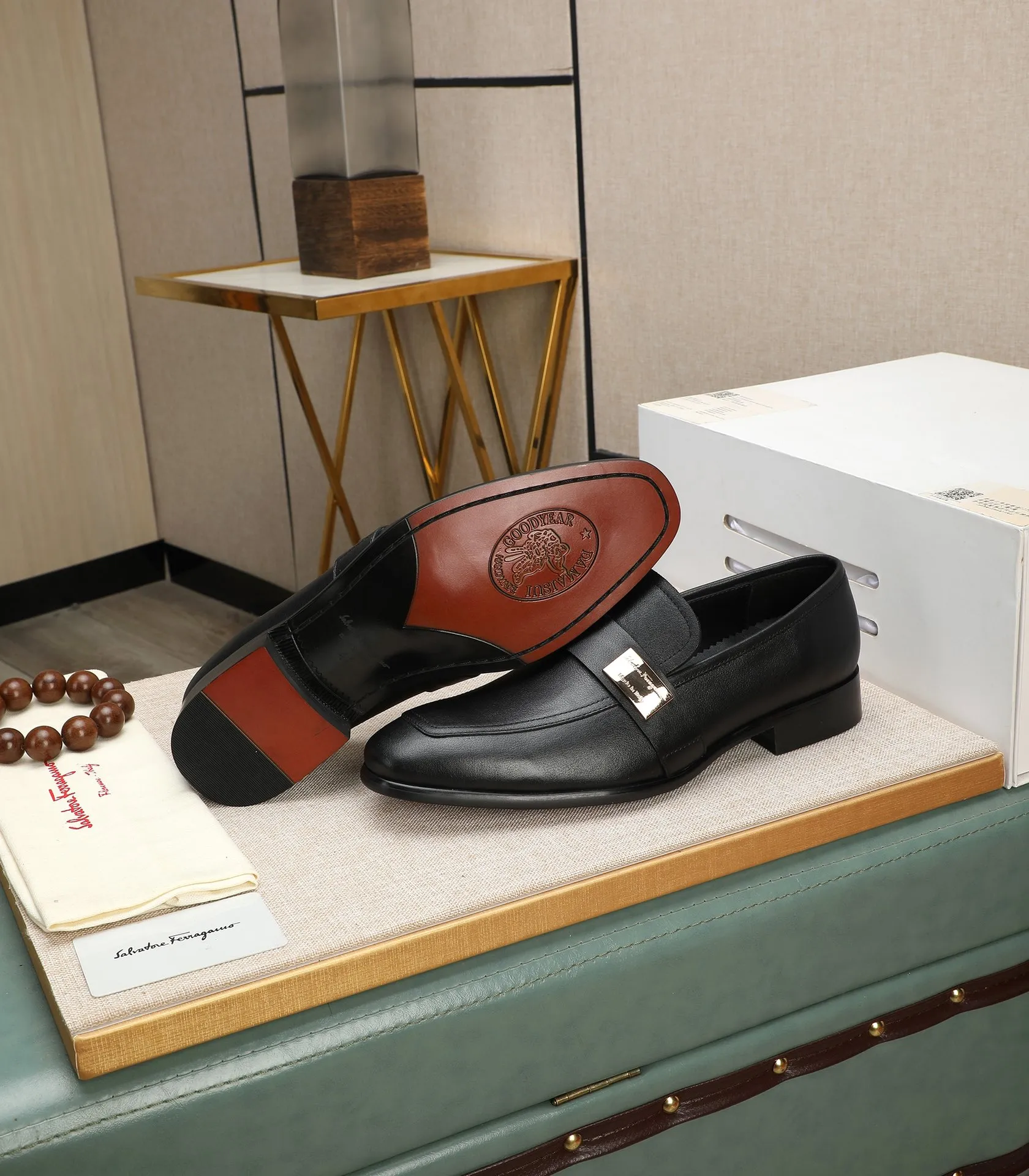 Men's shoes 💰540📛📛(water-dyed cowhide) Salvatore Ferragamo high-end (Salvatore Ferragamo) is the world's top luxury footwear brand. It comes from the fashion kingdom of Italy and is famous all over the world for its traditional handmade design and novel styles...🚶🏻🚶🏻New suit shoes are available simultaneously at the counter. This model is purely handmade. The fabric is imported from Italy's original first-layer cowhide. Soft water-dyed cowhide lining. Original authentic outsole🌀🌀Size: 38➖44 (45 customized)
